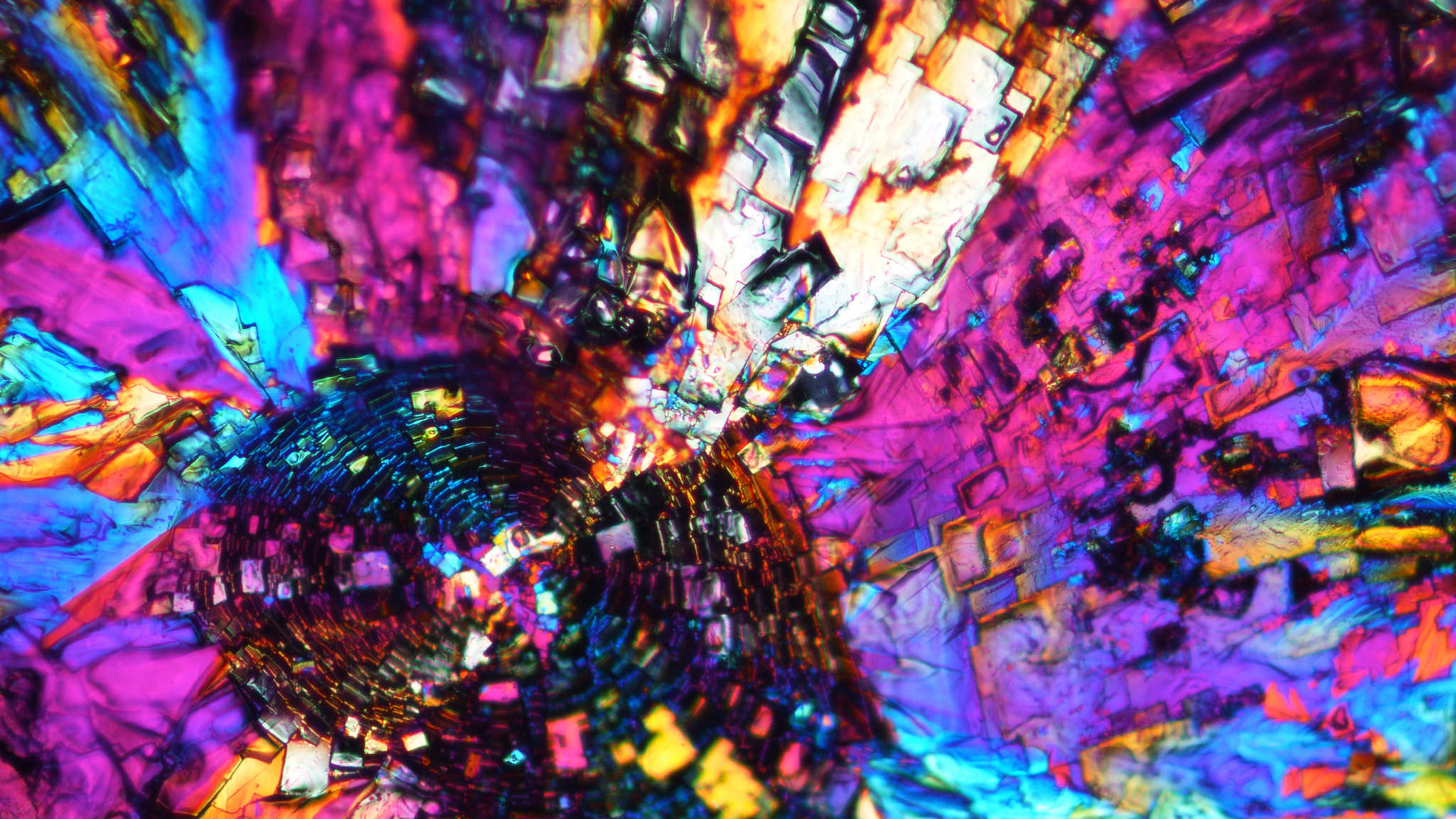 未经编辑极光显微镜显示晶体形成特殊类型多面悬浮硅氧溶剂加氯仿