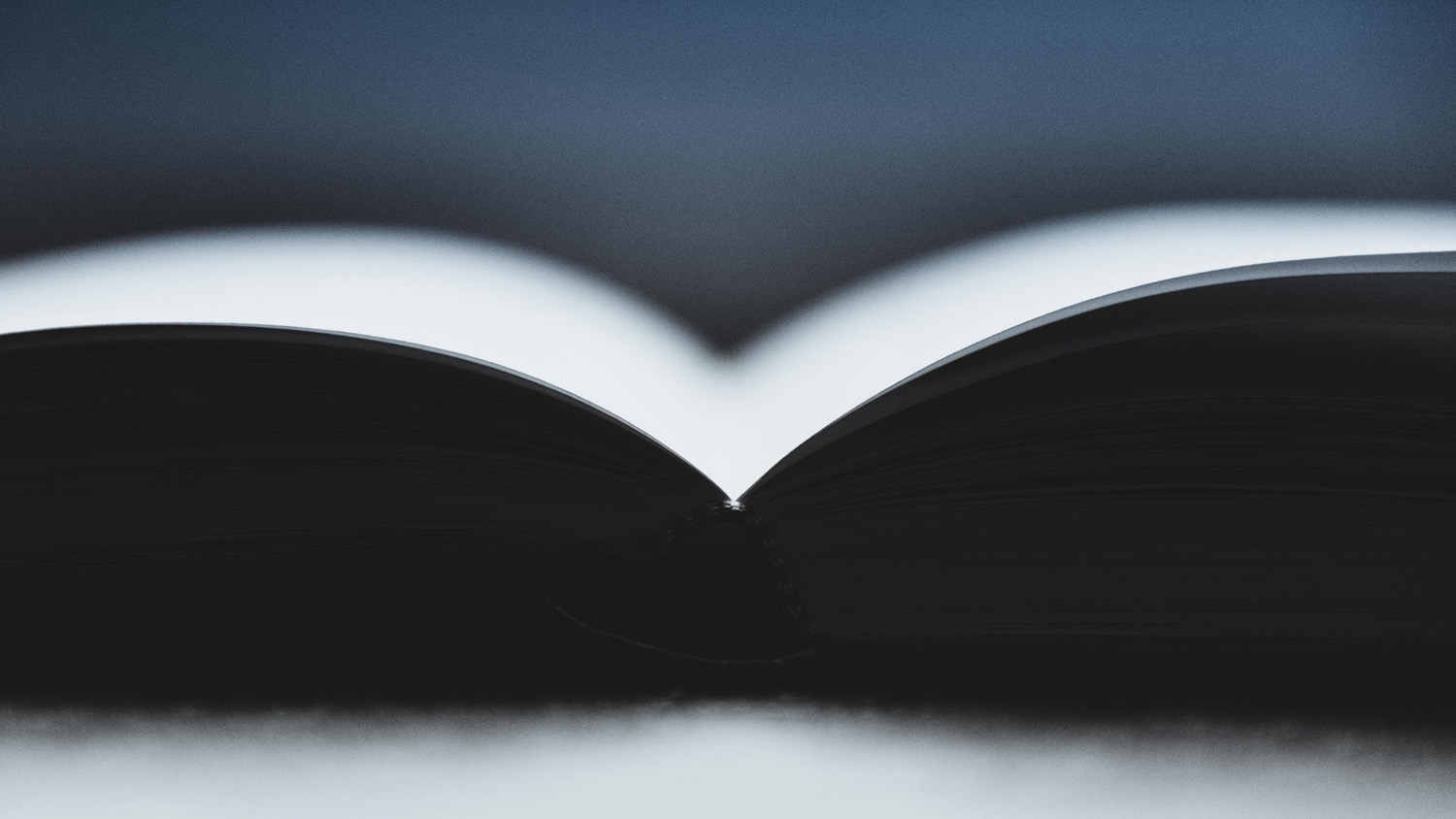 一本公开的书在桌子上平