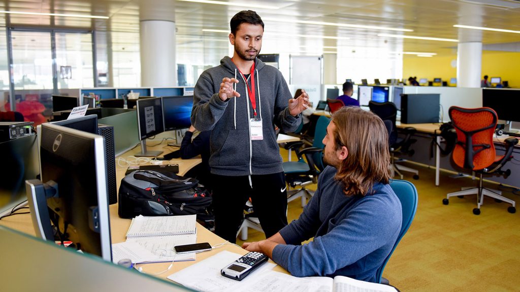 两个研究生在电脑前谈话