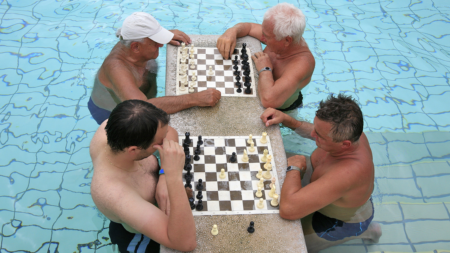 下棋的老人在游泳池