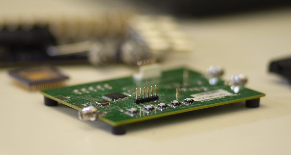 实验台上的电路板的特写镜头。