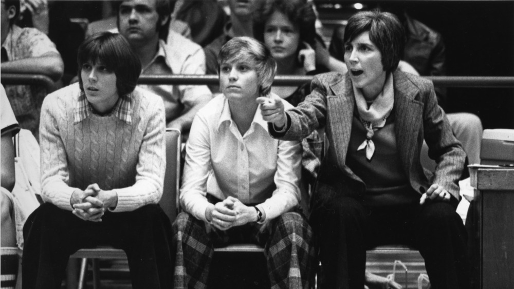 Kay Yow在北卡州女子篮球比赛的长凳上担任教练。