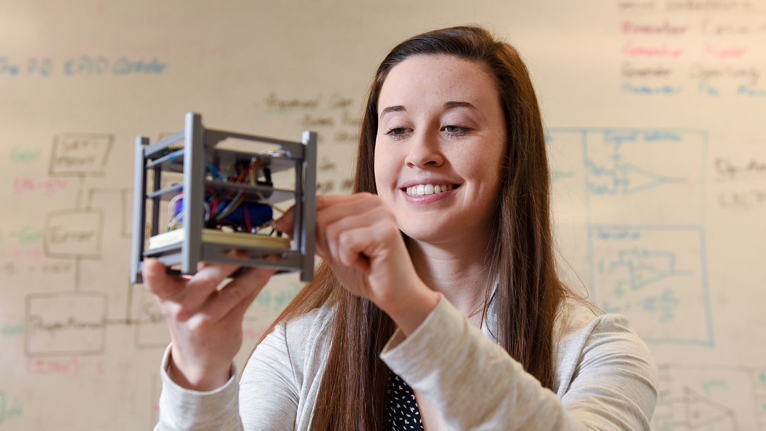 麦迪逊·马洛尼在她的研究实验室。