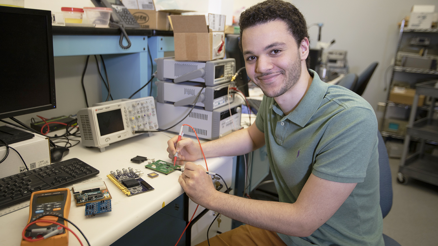 齐亚德·阿里在他的实验室里研究电路。