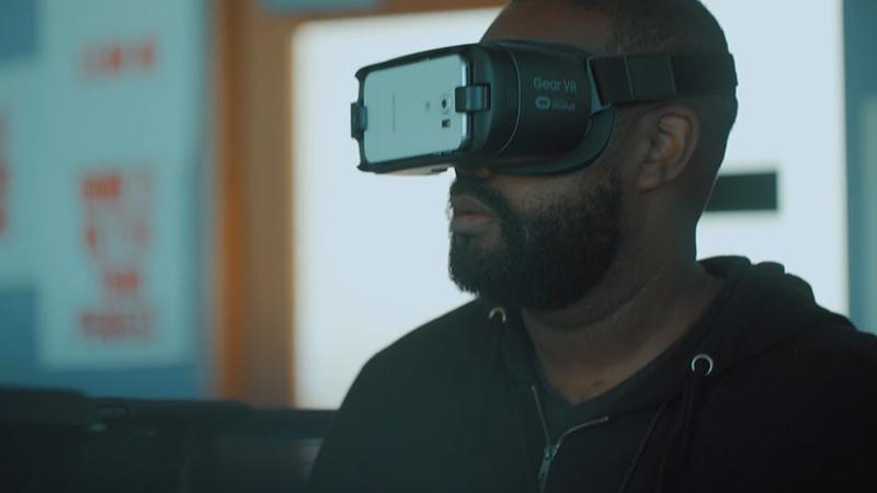 NC州立大学助理教授Derek Ham戴着虚拟现实耳机