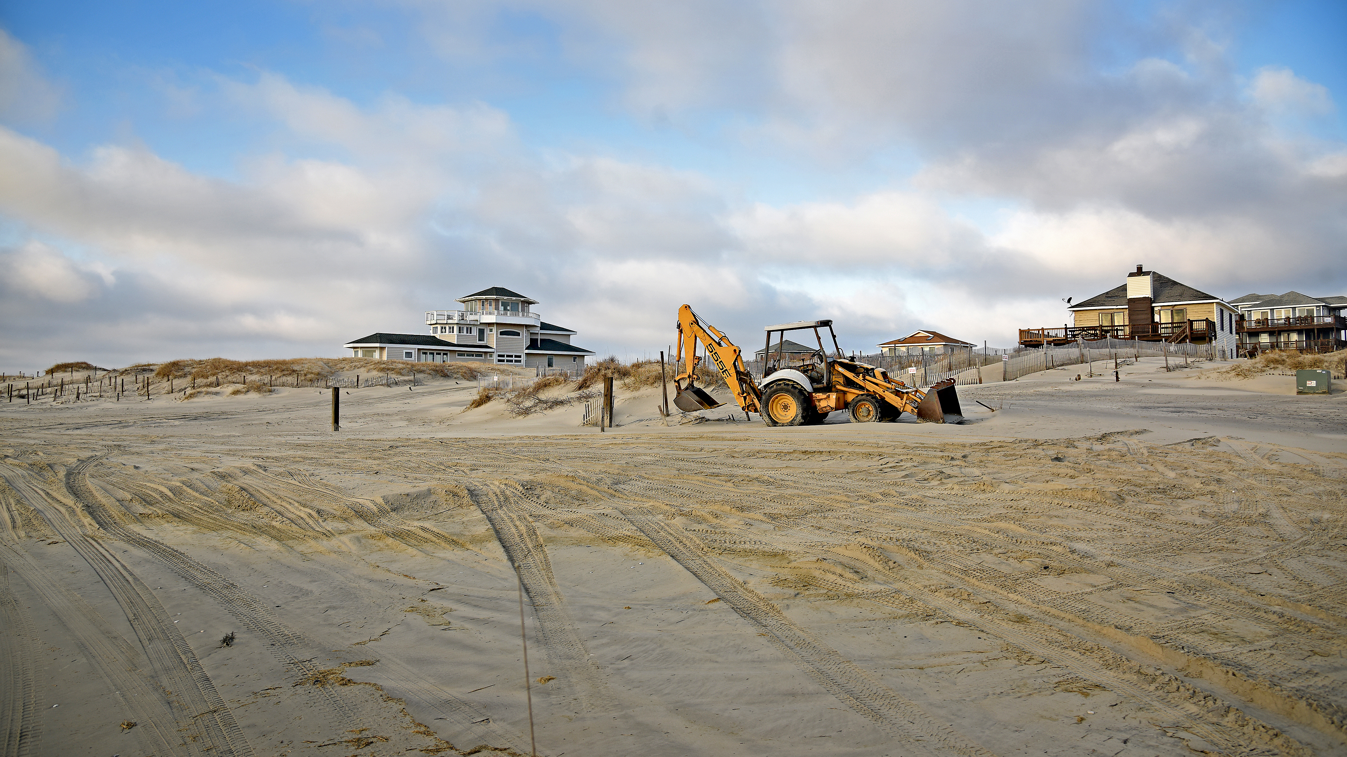 海滩上的重型设备移动沙子