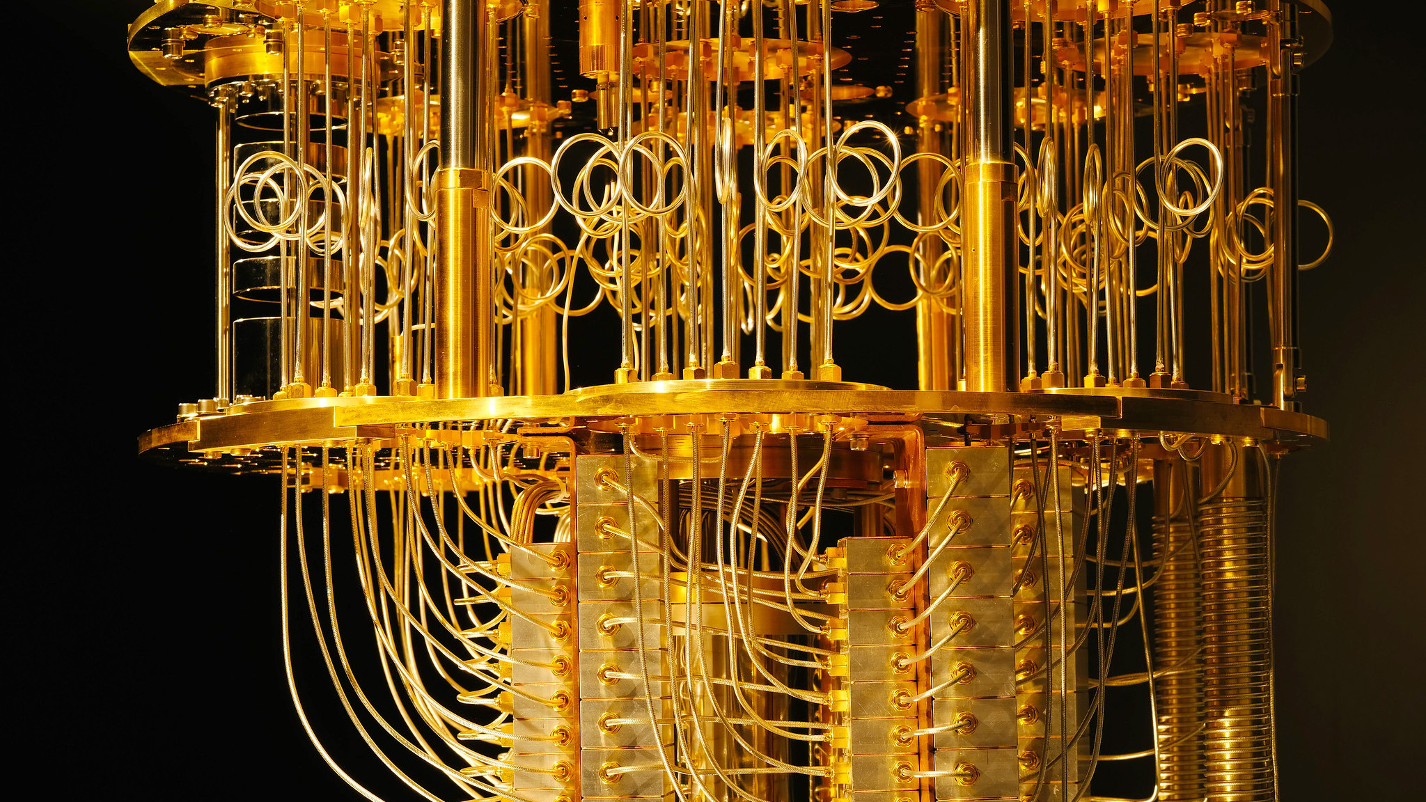 制冷线圈使量子计算机保持在零度以下的温度。
