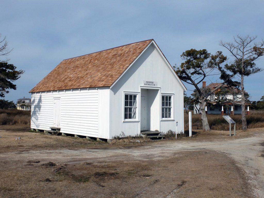 Cape Lookout National Seashore上的邮局和杂货店大楼