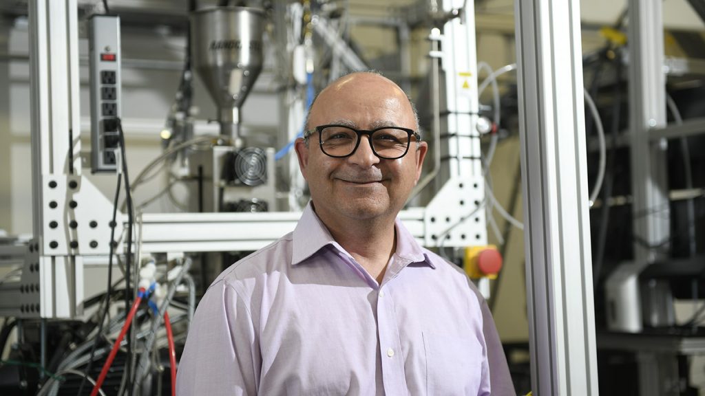 Behnam pourdeyhimi是非织造布研究所的执行董事。