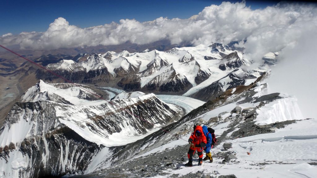 在珠穆朗玛峰的雪斜坡上的两个登山者。