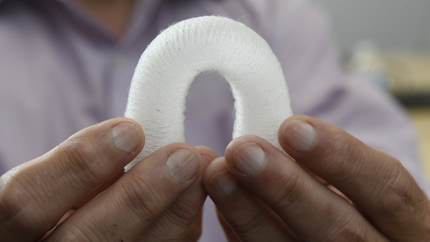 使用该设备创建的3D打印主动脉可以弯曲，以显示打印出的纤维的独特性能和结构。