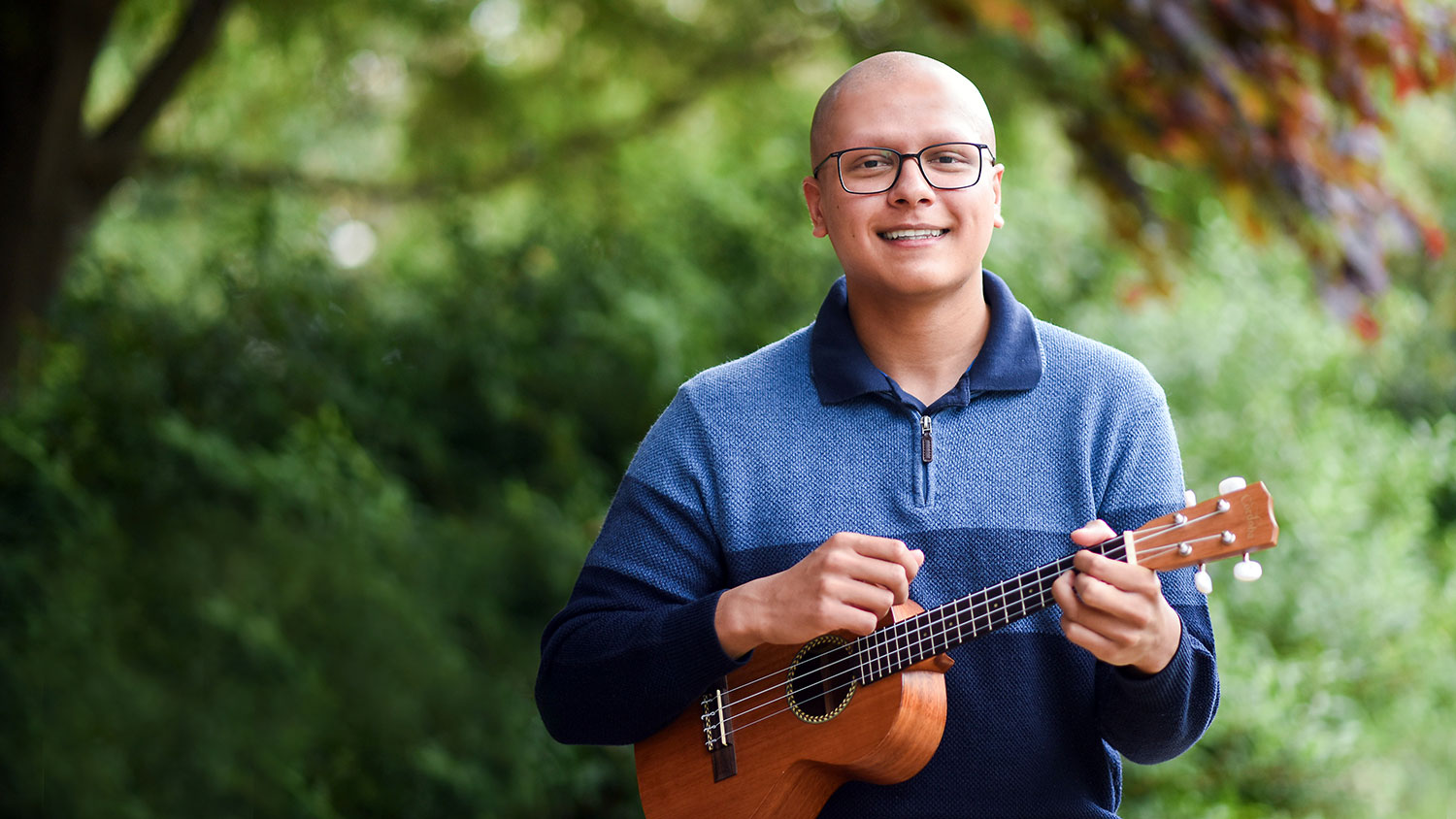 NC州学生外面拿着一个ululele