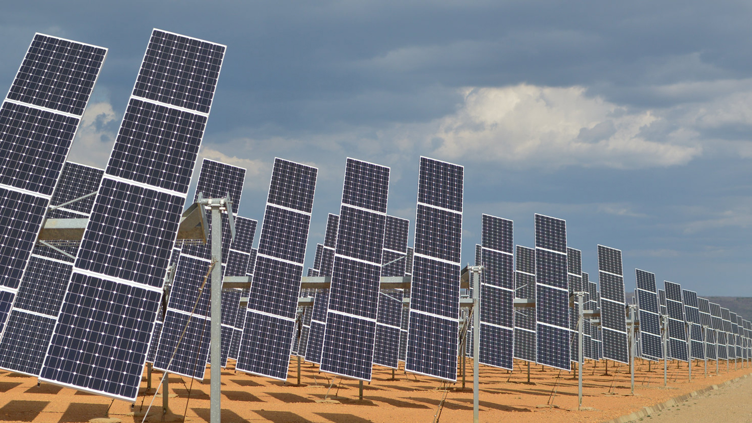 太阳能电池板在沙漠中