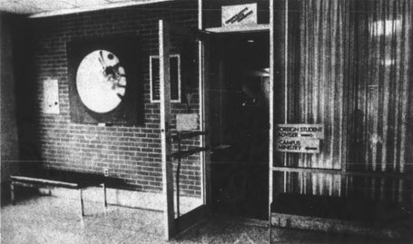 在酒吧外面，门开着。