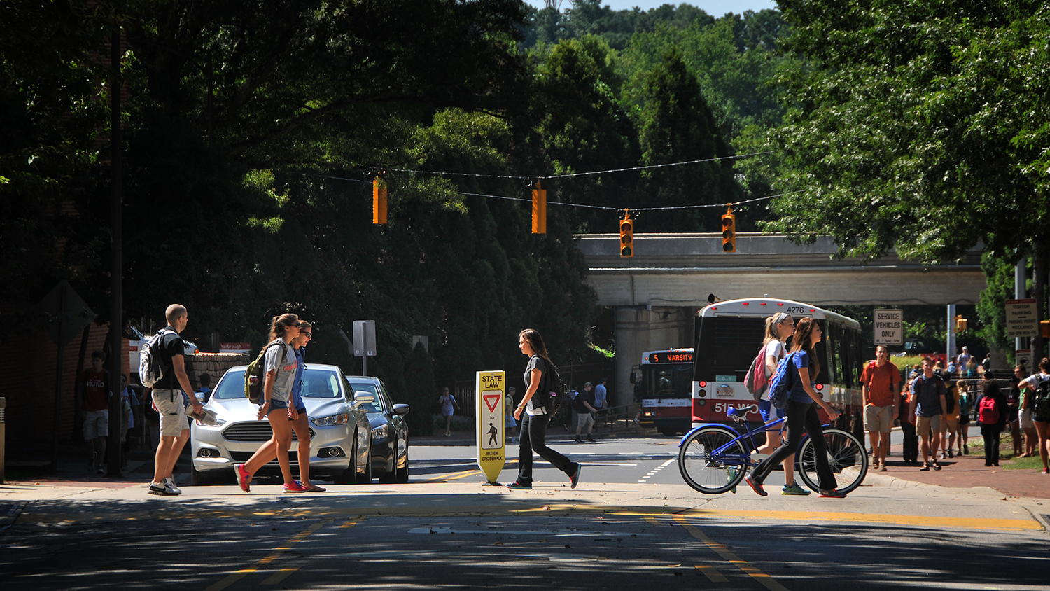 当车辆等待时，学生们穿过丹艾伦大道。