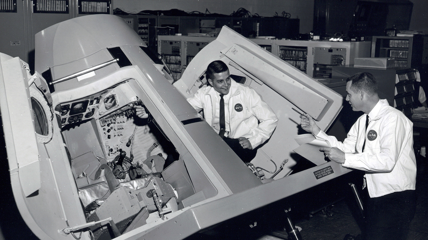 吉姆·普里姆和乔治·普鲁德在阿波罗11号任务中使用的双子训练器中摆姿势。