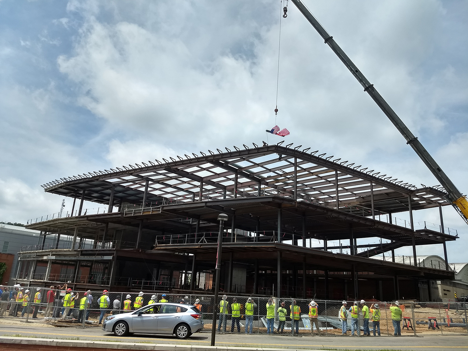 起重机降低钢梁到位。