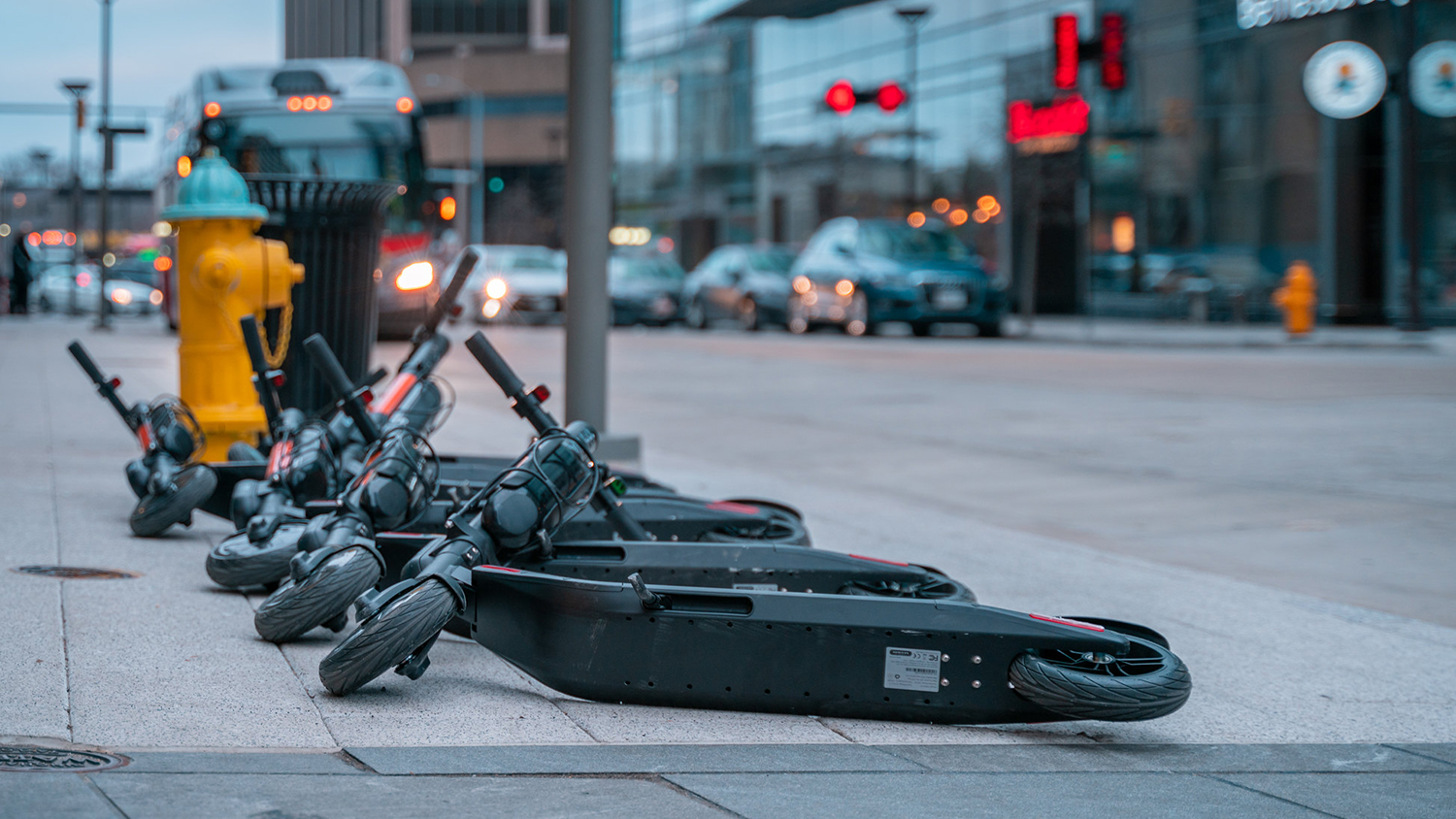 几个电子踏板车在人行道上敲了一下