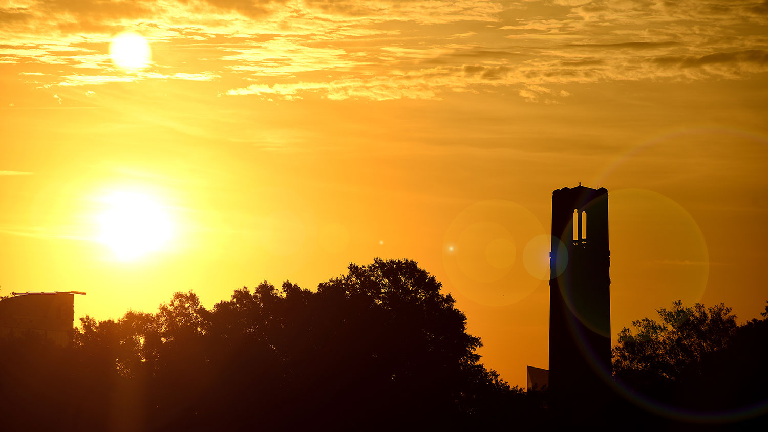北卡罗来纳州立大学的钟楼，朝阳初升