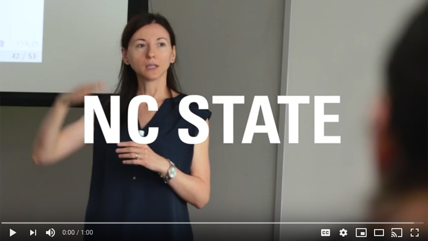 从录影的屏幕抓住显示lorena bociu在教室的前面。