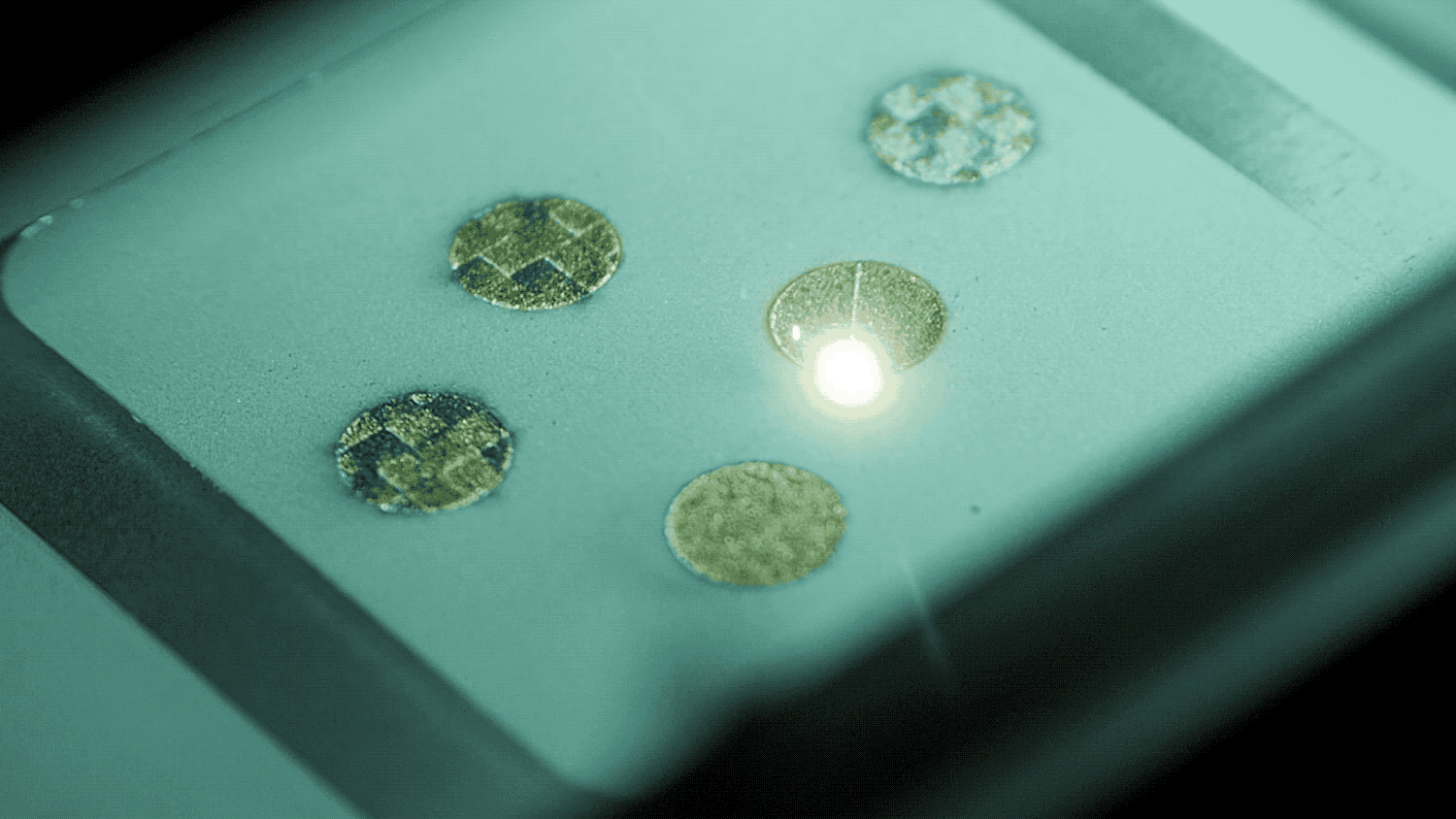 激光器在NC州校园的3D打印机上来回移动。