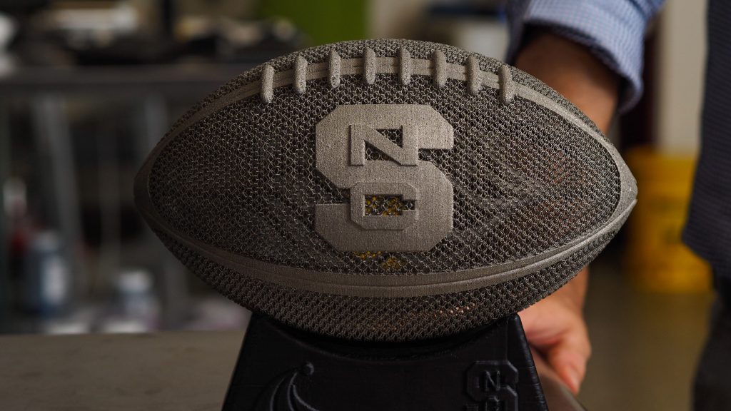 一个3D印刷的，Lifesize钛足球与块S.