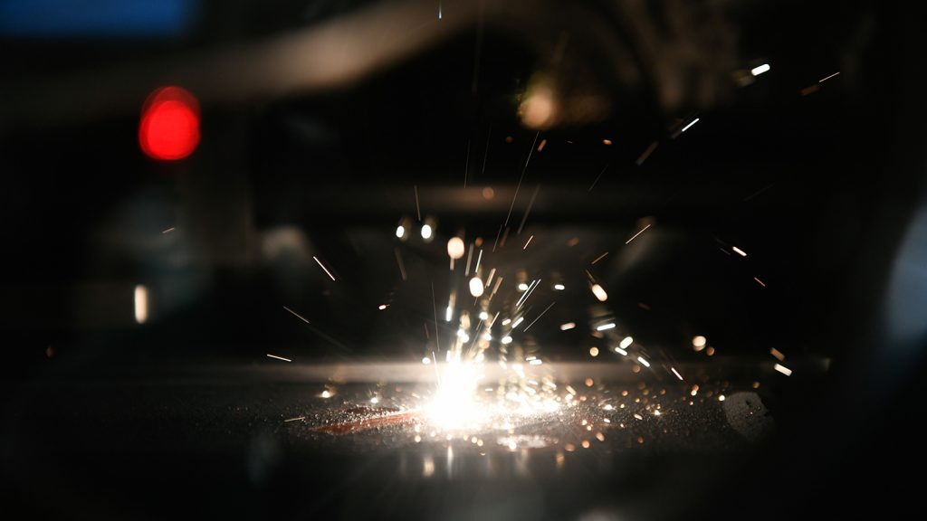 3D打印机发出明亮的火花，同时印刷金属材料，铌合金。