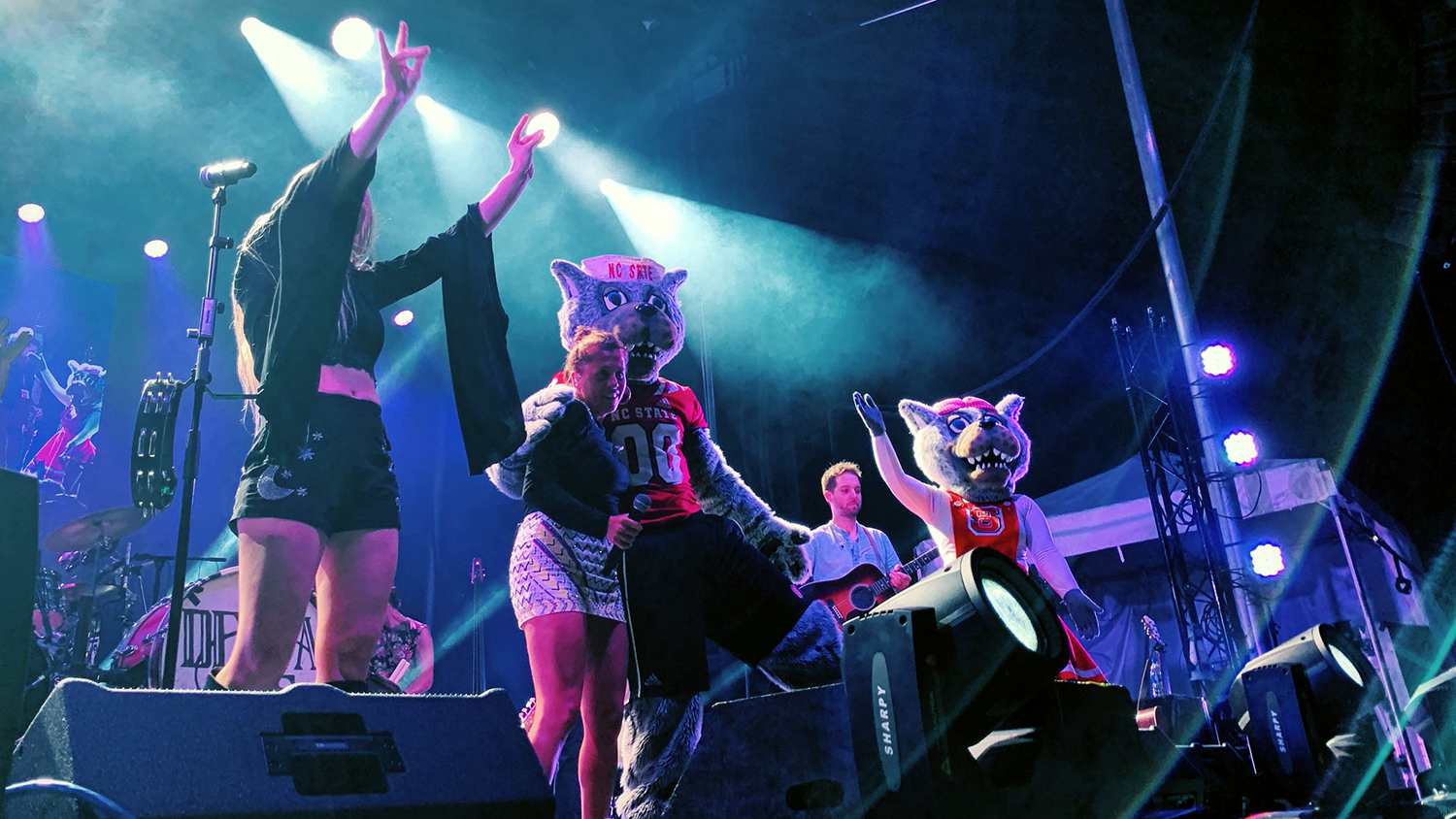 Delta Rae和Wufs在Packapalooza 2019年的舞台上拥抱