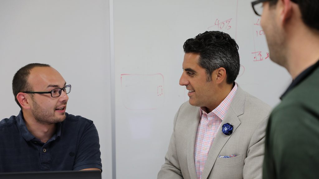 Phononic Ceo Tony Atti与员工发言。