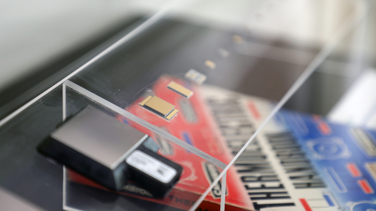 逐步较小的芯片显示在Phononic的总部。