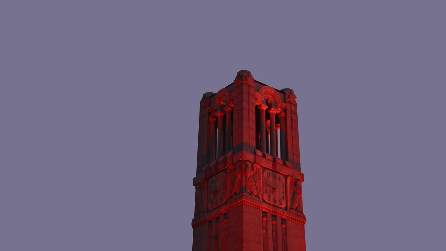 在黎明的红色钟楼。