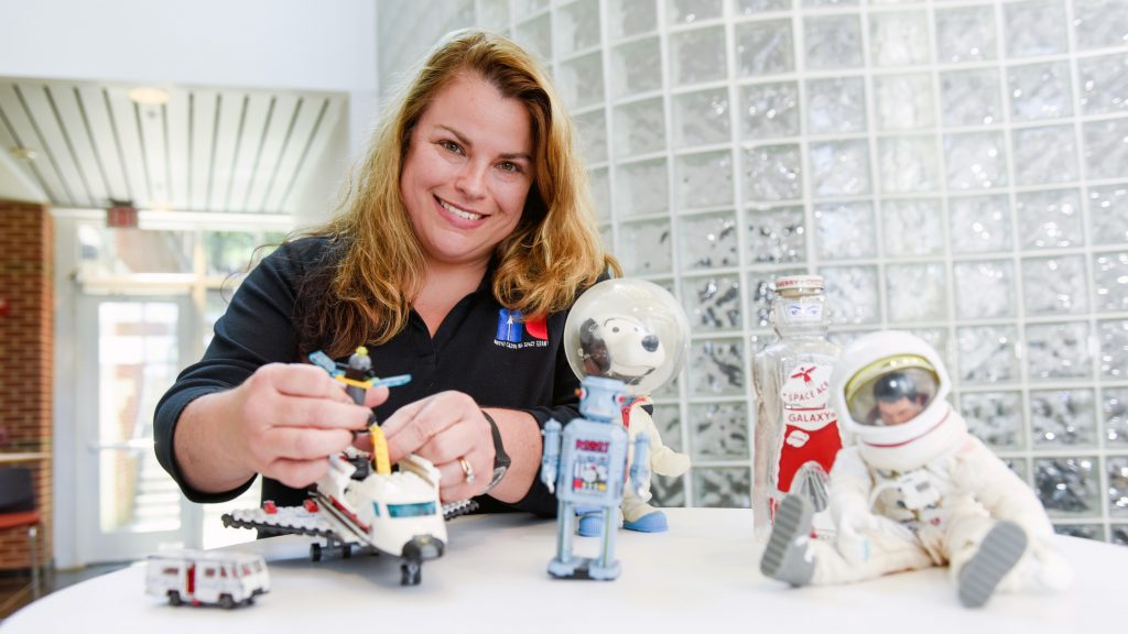 乔比·库克，北卡罗莱纳太空基金的助理总监，桌子上放着太空相关的玩具。