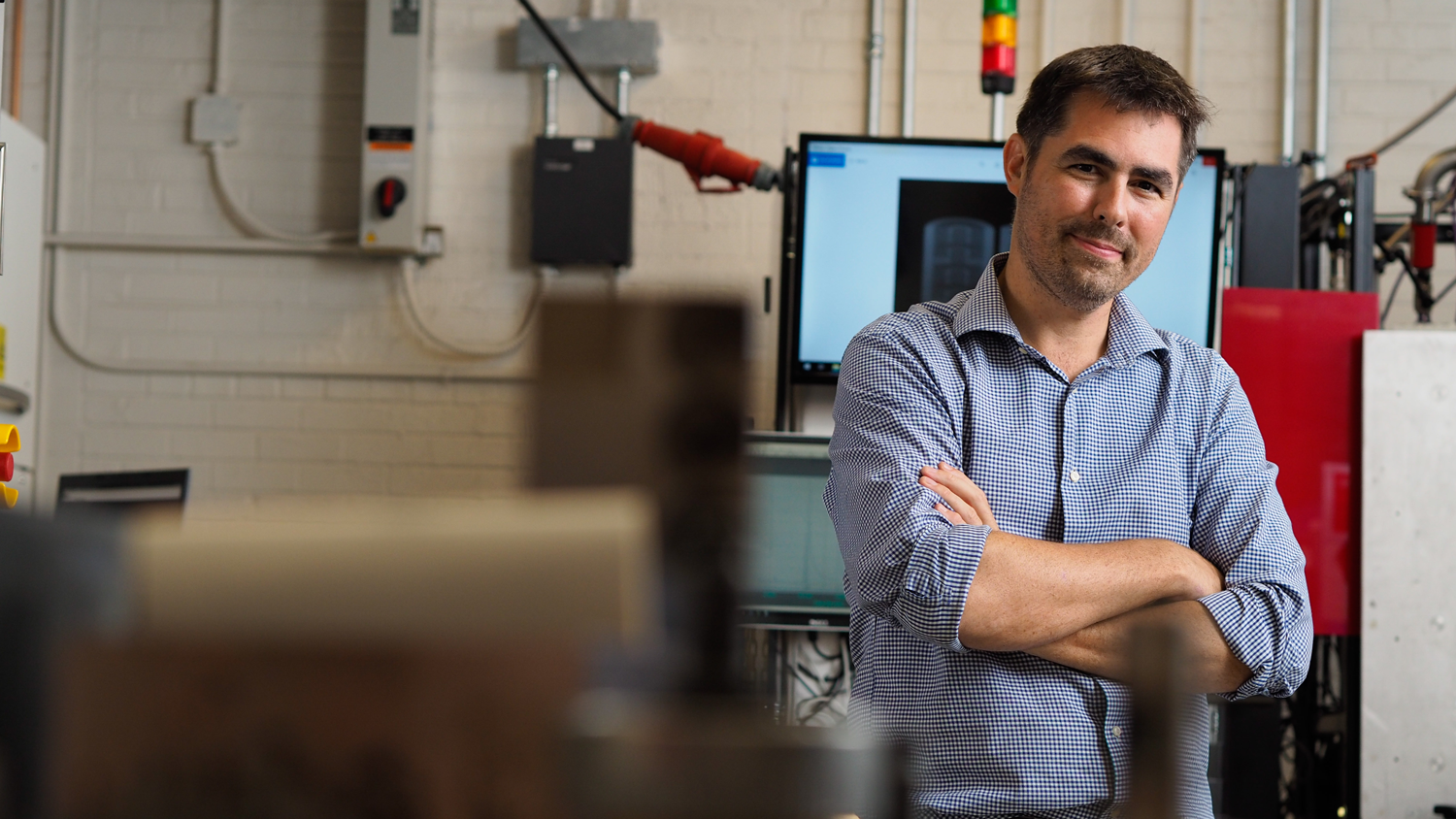 蒂姆·霍恩(Tim Horn)站在增材制造和物流中心