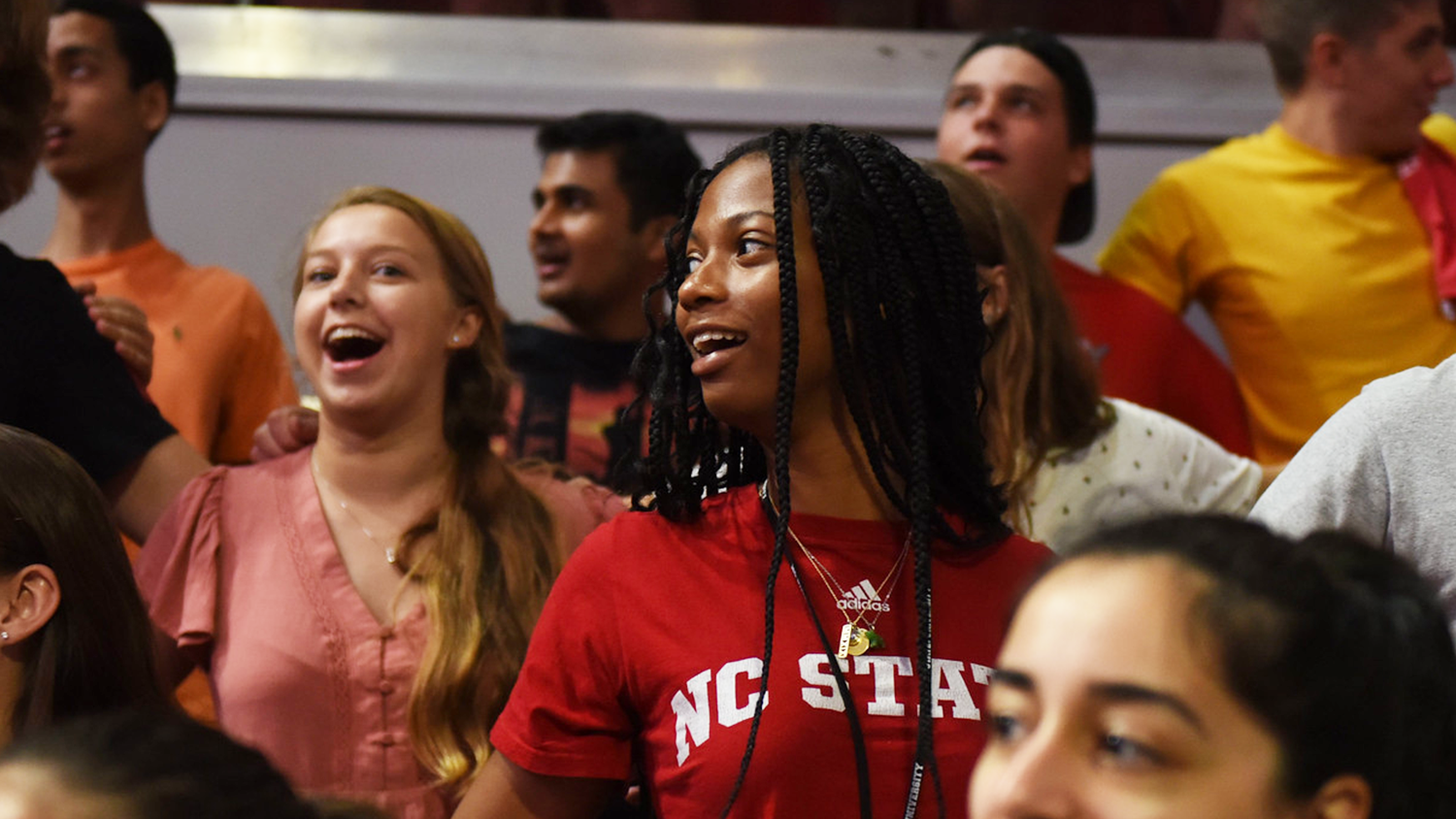 学生在2019年在召开唱歌。