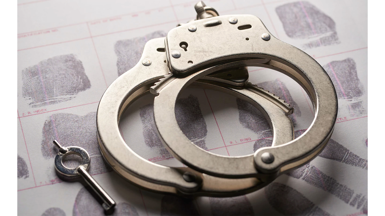 躺在一套指纹顶部的手铐