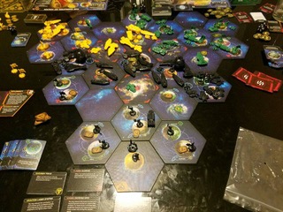 一个有很多碎片的大型棋盘游戏在桌子上展开。