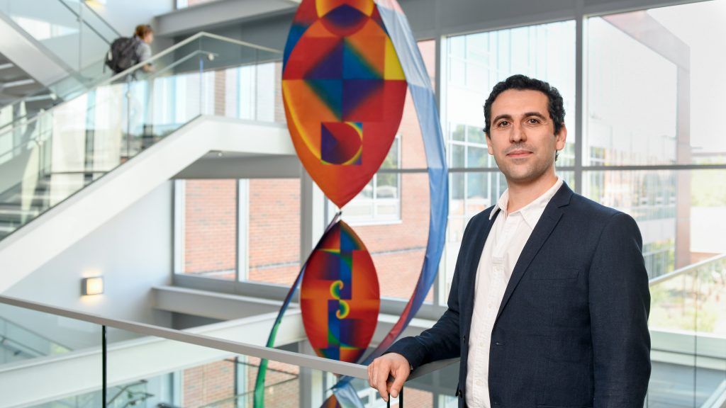 Mohammad Farazmand站在Sas Hall的楼梯间。