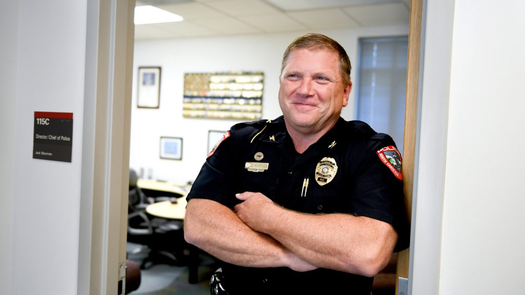 杰克·穆尔曼(Jack Moorman)倚在办公室门口。