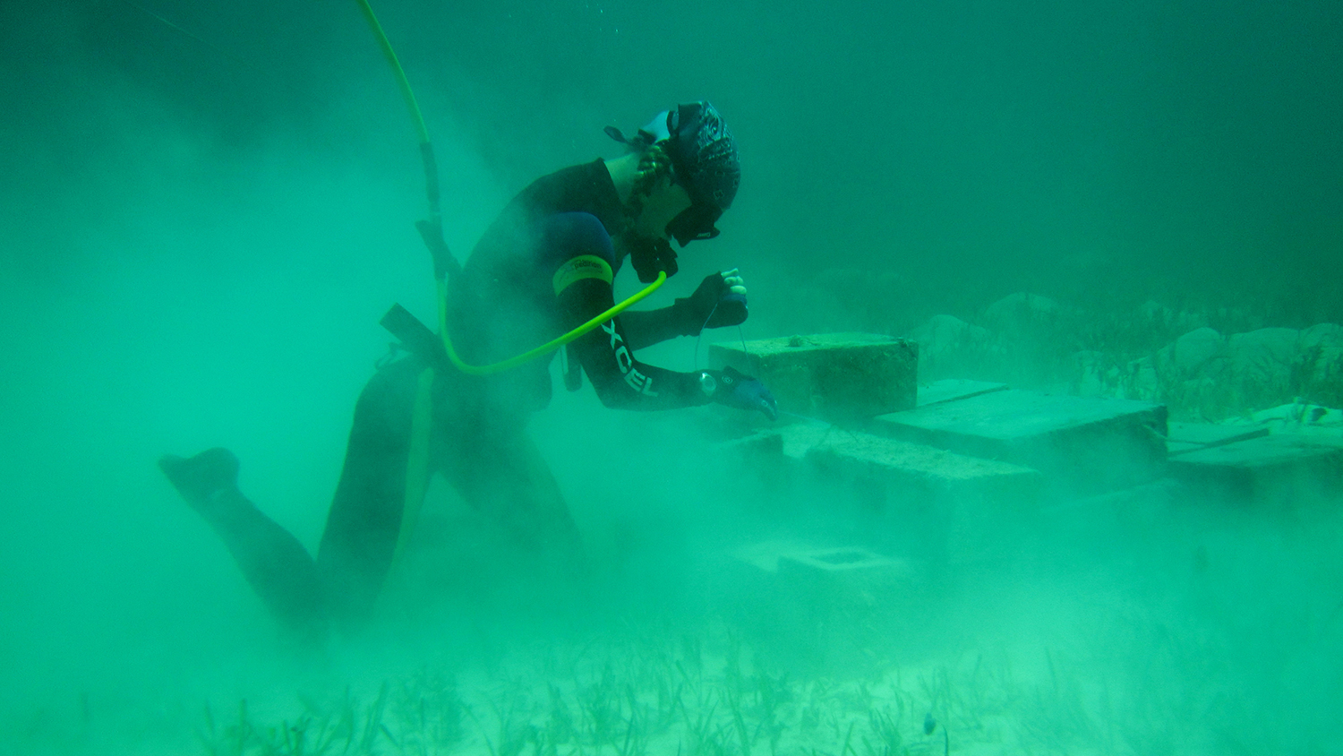潜水员在海底堆积煤渣