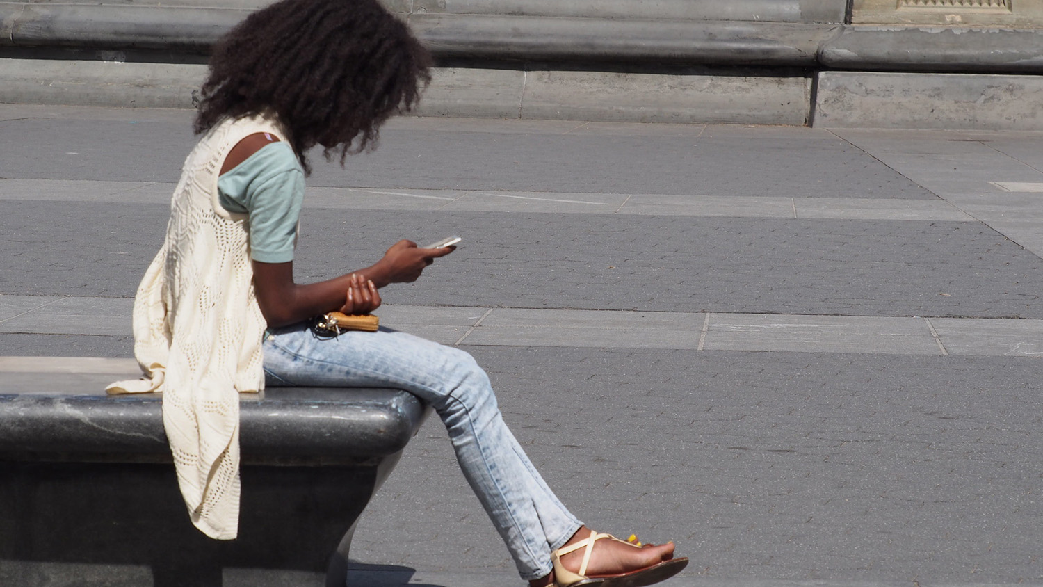 女性看智能手机