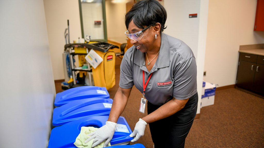 北卡罗来纳州清洁工贝尼塔·沃马克正在擦拭回收箱