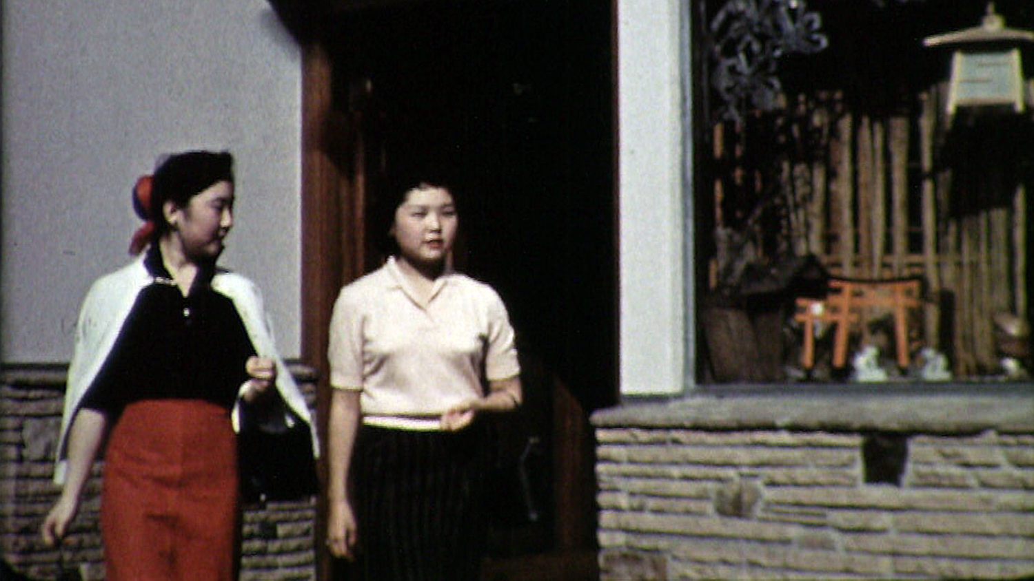 两个亚裔美国人的女孩走在街上