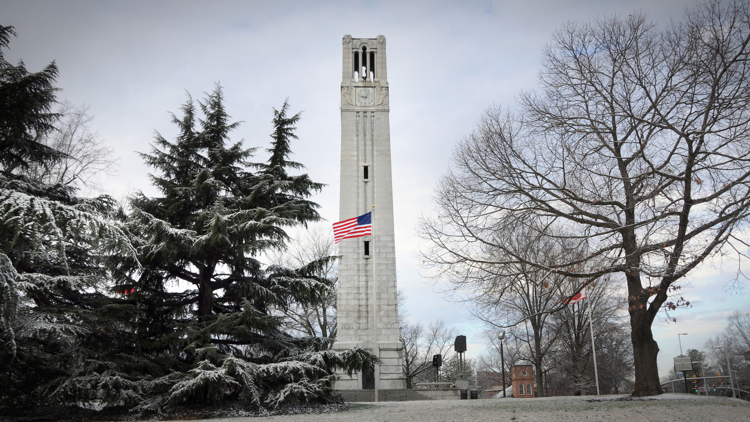 2月下雪的一天，纪念钟楼。