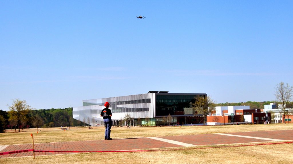个人在NC州的校园里飞了一个无人机