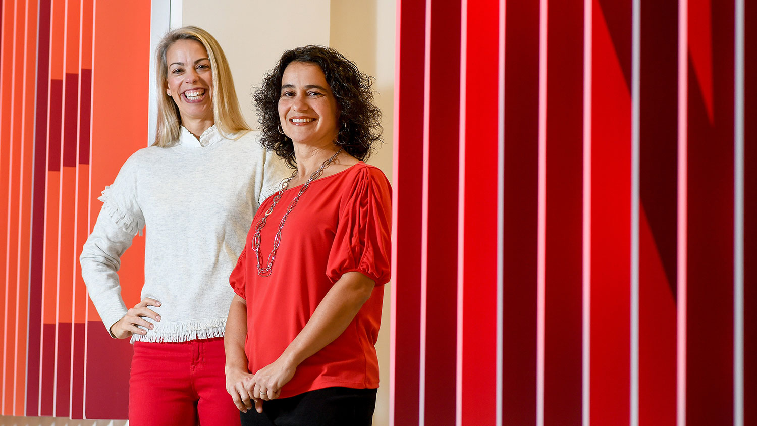 周五研究所的南希·曼古姆和特蕾莎·吉布森在他们大楼的大厅里