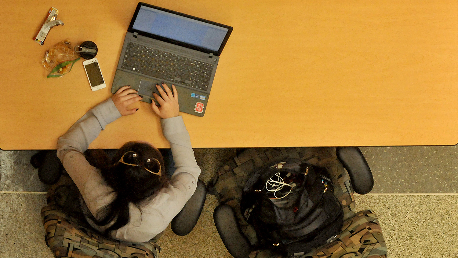 学生用笔记本电脑工作。