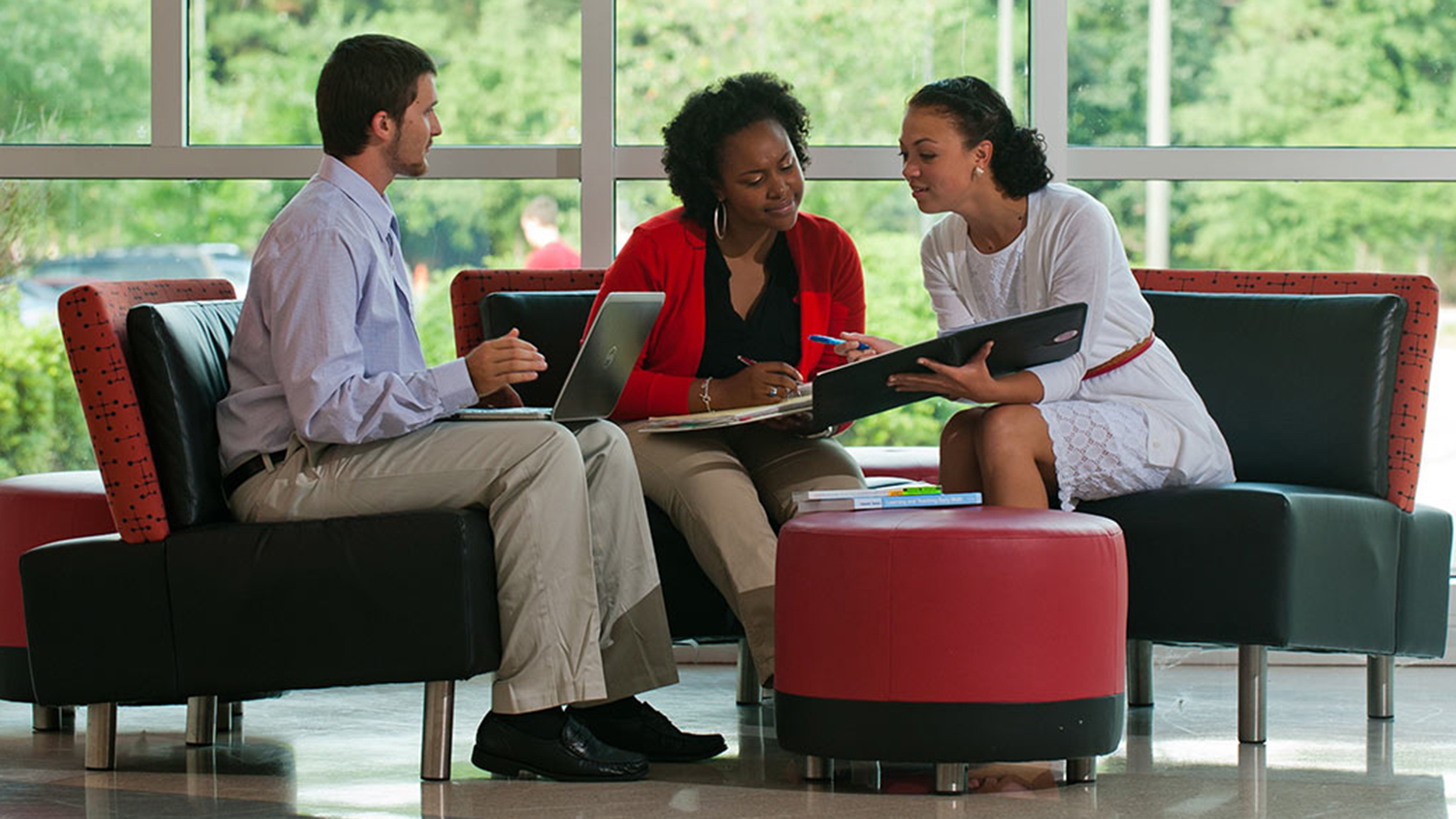 员工一起坐在图书馆。