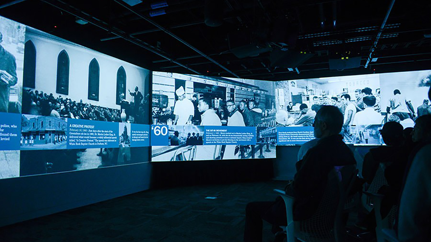 图书馆与会者探索亨特图书馆的虚拟MLK体验。