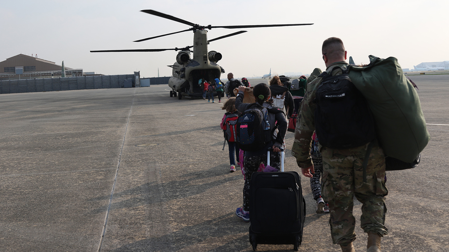 非战斗人员登上一架军用运输直升机