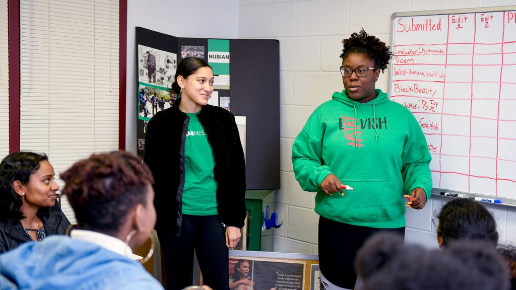 学生在Nubian留言员工会议中展示白板。
